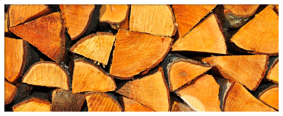 Nahaufnahme eines Stapels frisch gespaltener Holzscheite